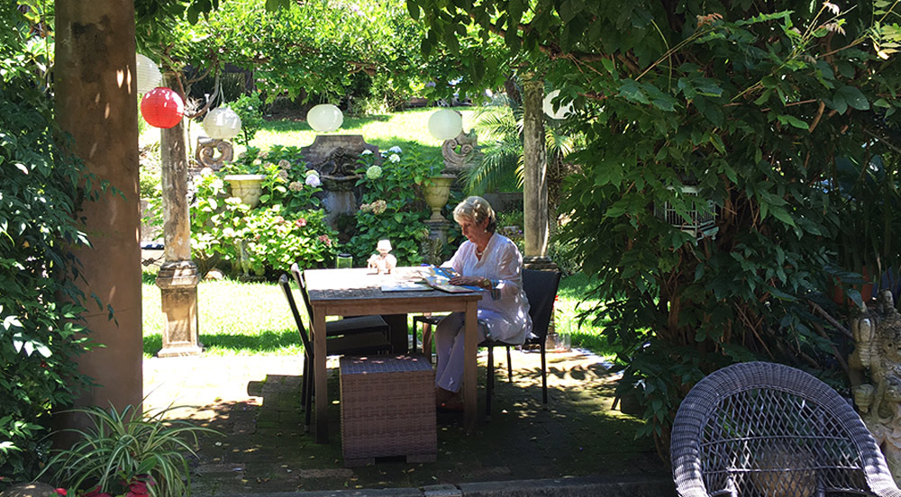 Libby-hathorn-at-garden-table